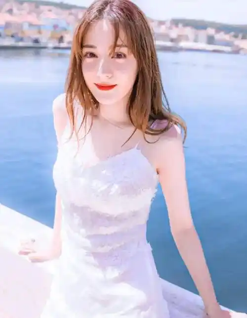 富二代开跑车高调"求婚"迪丽热巴,只是单纯的爱慕还是另有所图_男子