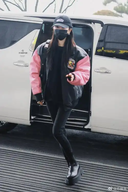 杨幂休闲装扮现身机场 穿紧身裤双腿纤细身材超好__财经头条