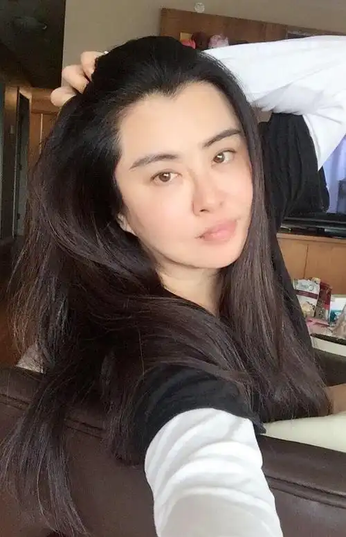 岁月不败美人!王祖贤晒圣诞节自拍气质依旧_娱乐频道_中国青年网