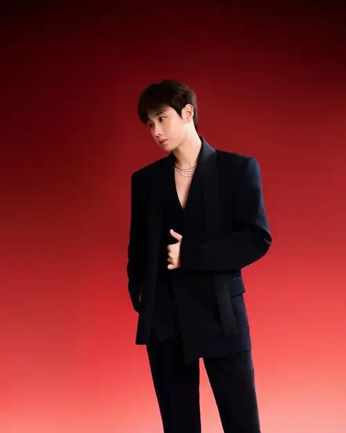 汪苏泷超话#汪苏泷today##微博之夜#神秘酷黑,霸气银龙,cg合成银龙