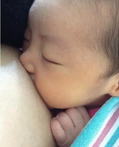 美女明星宽衣给宝宝喂母乳照片杨幂给小糯米喂奶照(组图)