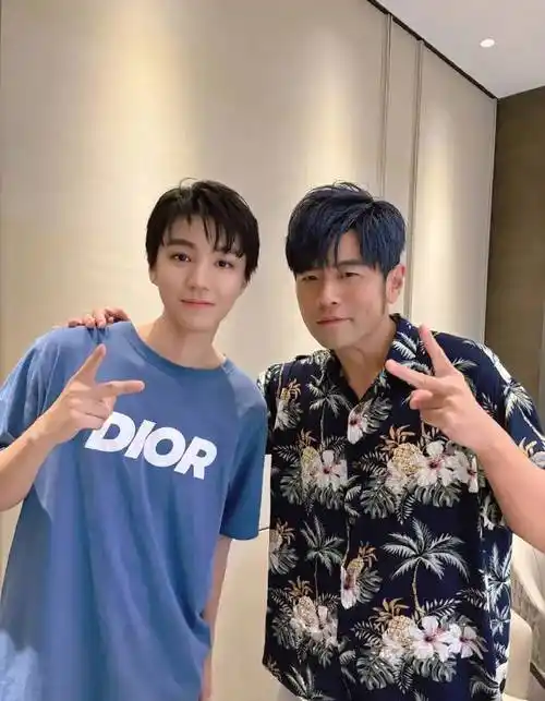王俊凯晒和周杰伦合照 搭肩比耶表情酷酷的