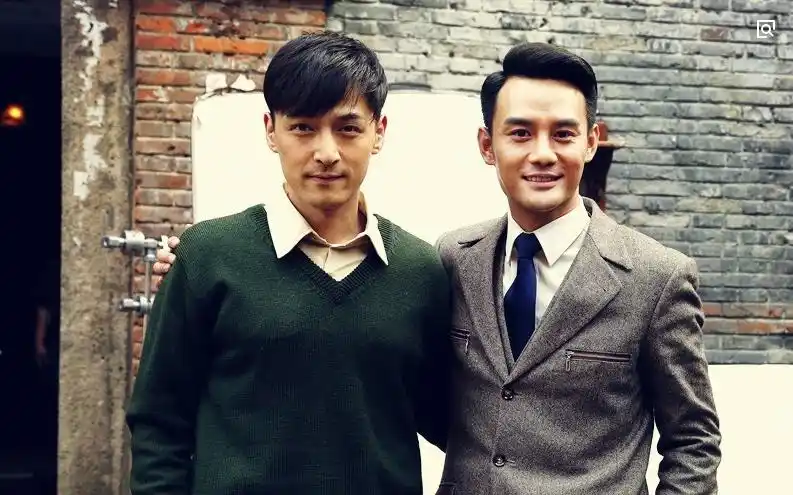 说起胡歌和王凯两个黄金单身汉,站一起绝对就是翩翩公子,养眼组合档.