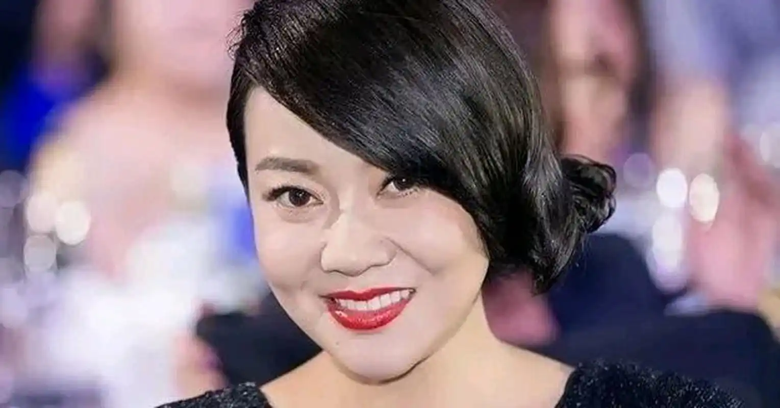 闫妮被前夫抛弃,成名后前夫倒追闫妮,闫妮一句话让对方无地自容  闫妮