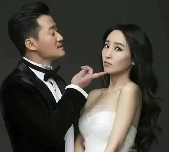 吴京遭辣妹强行挽手,两次甩手拒绝,不愧为内娱男德第一人_谢楠_男朋友