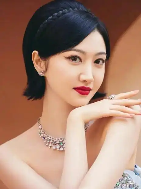 苏王——"人间富贵花"景甜,长相明艳大方,气质也很甜美