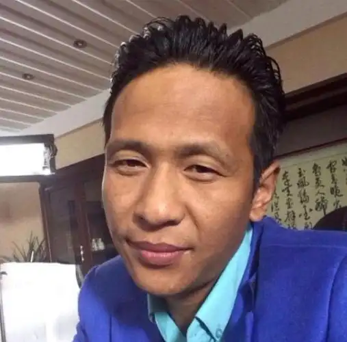 或许是因为皮肤较黑,再加上曾经的艰苦生活,宋小宝看起来仿佛是岁月