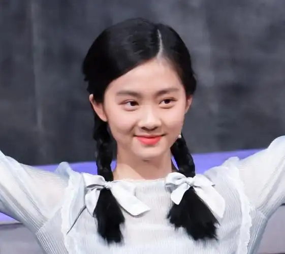 黄磊晒多多16岁生日照,绿色眼影抢镜,知名话剧出道起点高|黄忆慈|黄磊