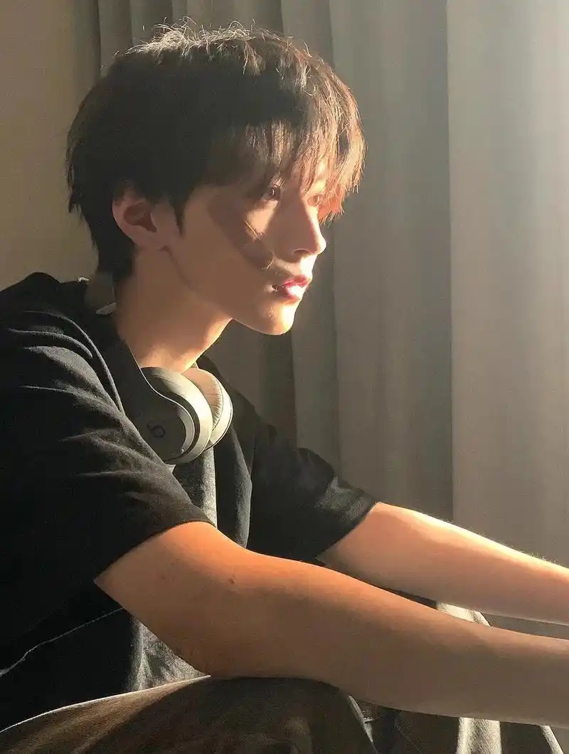 谁留谁好看的男生长发碎盖