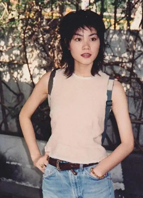 而王菲的颜值巅峰,也留在了千禧年间,不是惊为天人的美,而是美得