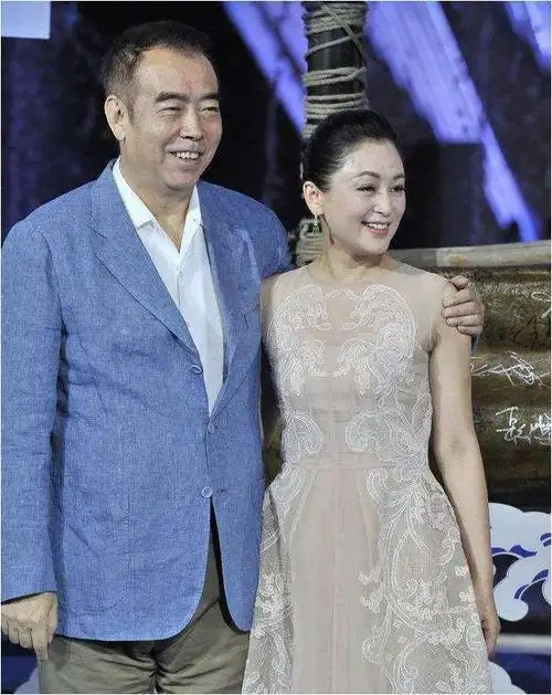 幸运的是,陈红等到了"上位"的机会,一次意外怀孕让她感到欣喜若狂,她