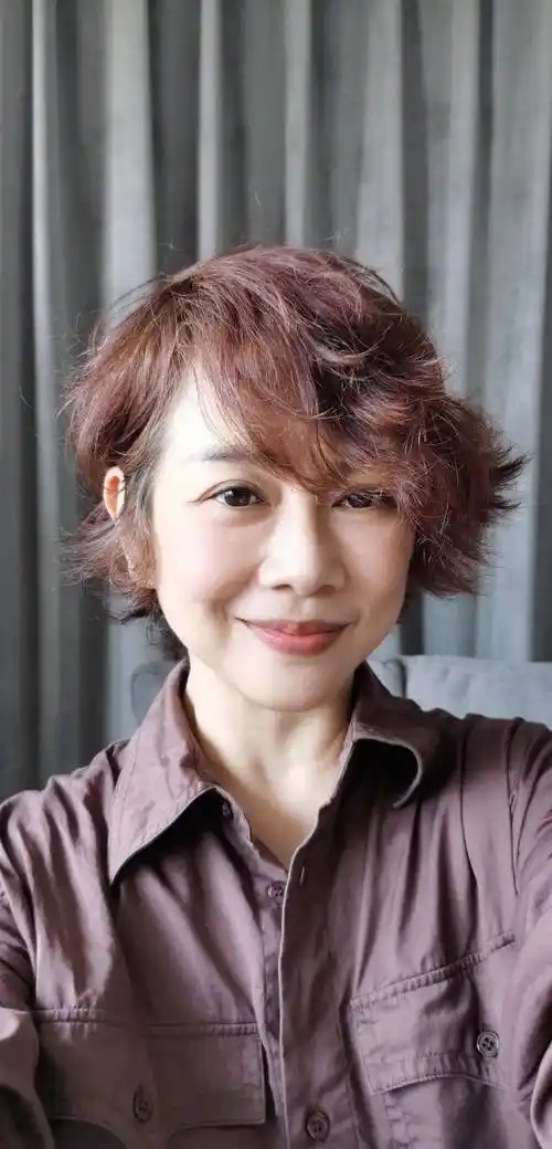 照片中可以看到陈松伶真的瘦了24只小猫,感觉脸真的瘦了不少.