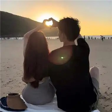 很适合热恋期使用的情侣头像 一组甜蜜又温馨的幸福情侣头像_情侣头像