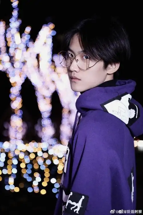 周柯宇侧颜胶片照##周柯宇晒车窗照