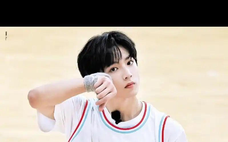 刘耀文热血男高身穿23号白色球衣的热血男高在球场上意气风发地散发独