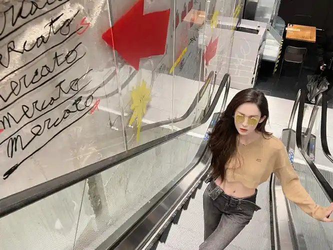 古力娜扎公开行程受期待,秀性感小蛮腰,嘟嘴卖萌宛如初恋_腾讯新闻