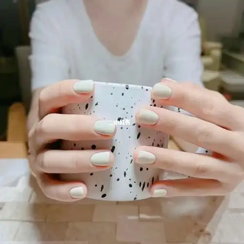 纯色指甲米白色