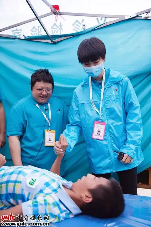 王俊凯助力韩红爱心 现身百人援宁义诊现场