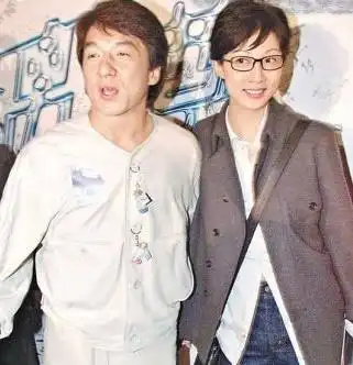 46岁吴绮莉67岁林凤娇,一对比这差距真大,网友:难怪成龙只爱她