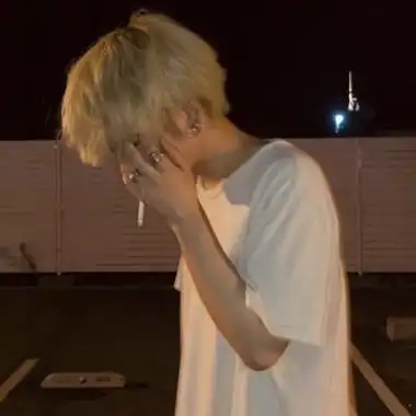 由美头网整理发布,男生头像频道提供更多与抽烟,叼着烟,侧脸,伤感相关