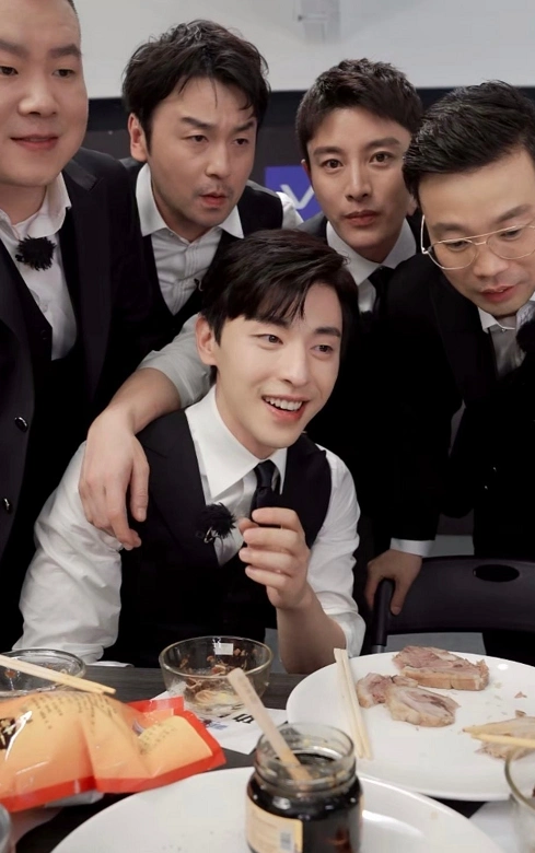 躲过了邓伦的手,也躲过了黄轩的手,看到朱一龙的手:爷青结