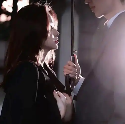 撑伞小众情侣头像双人氛围感