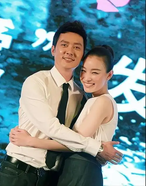 不过没过多久,胡彦斌就发现甩不掉郑爽,每次郑爽上热搜必带自己,于是