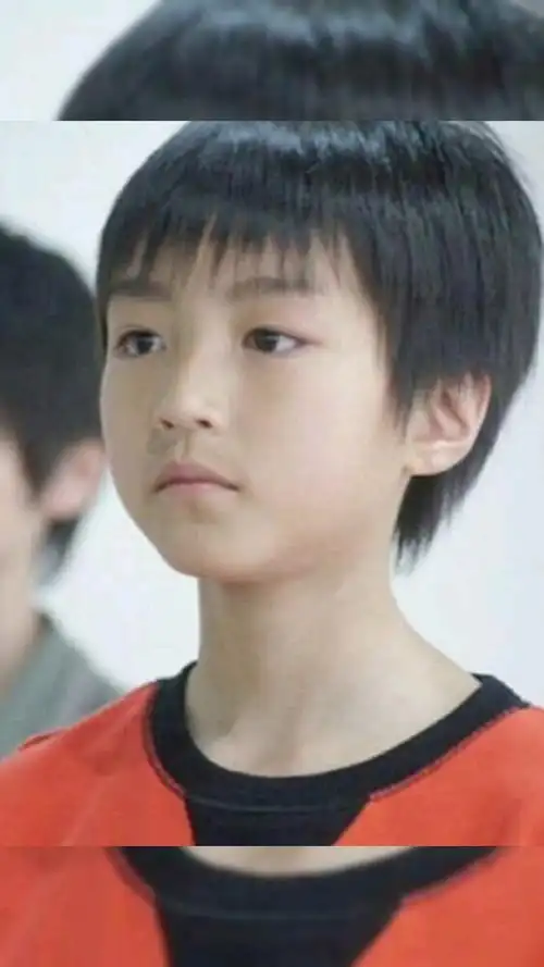 蔡徐坤童年照,王俊凯童年照,欧阳娜娜童年照,看见他:完美逆袭!