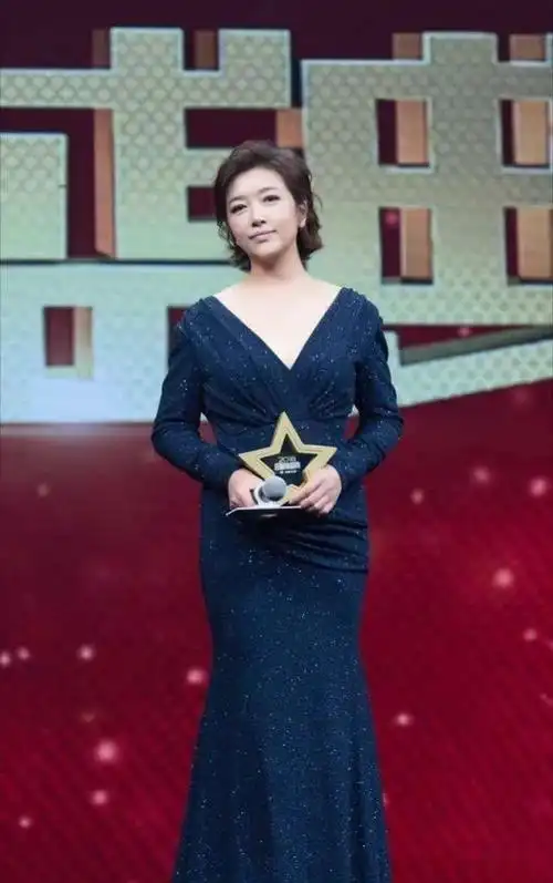 江珊穿礼服裙优雅知性体态丰腴女人味十足