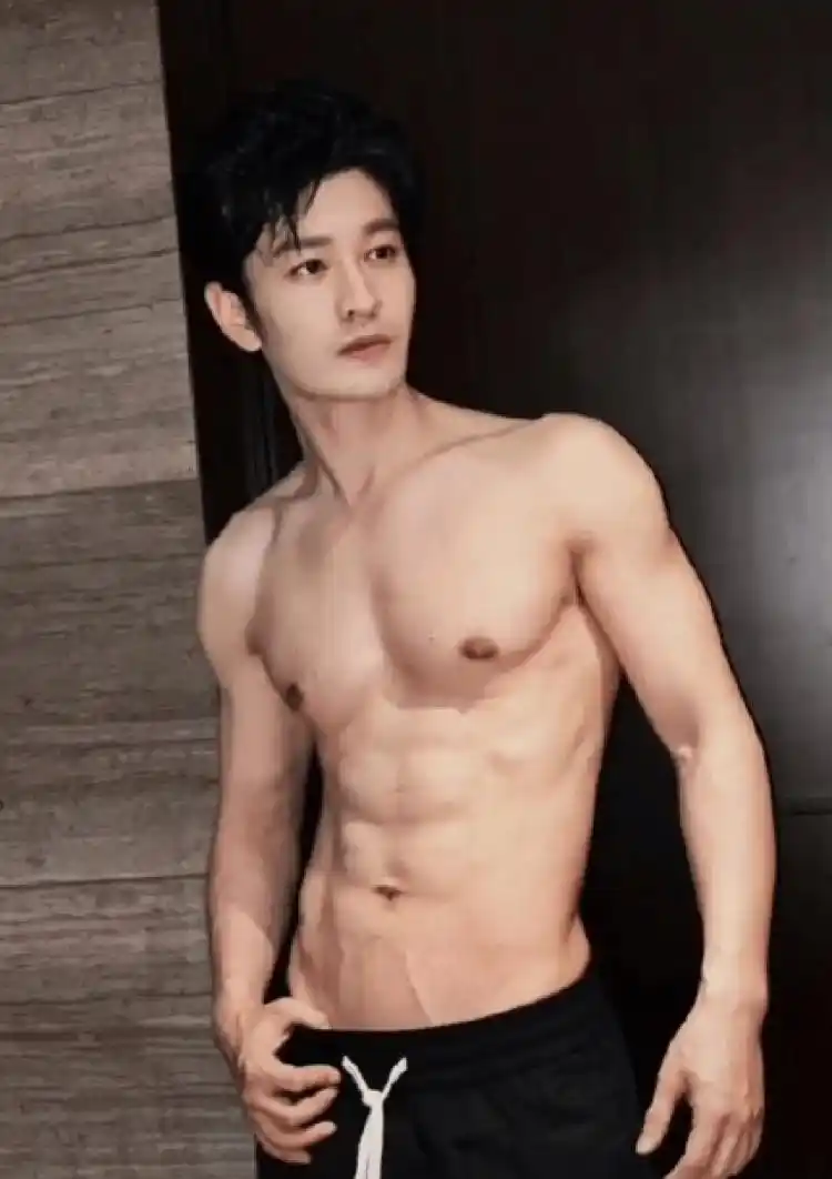 黄晓明晒最新健身肌肉照,腹肌凸起身材爆好魅力足