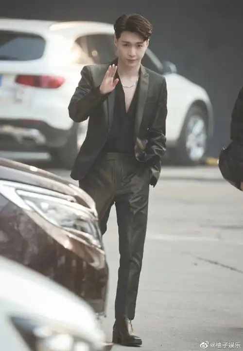 张艺兴正装身材比例