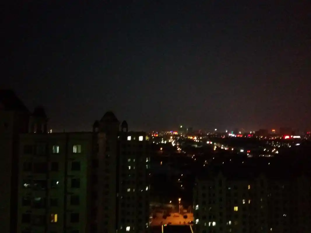 晚风阵阵的夜晚天台 灯光点点 万家星火