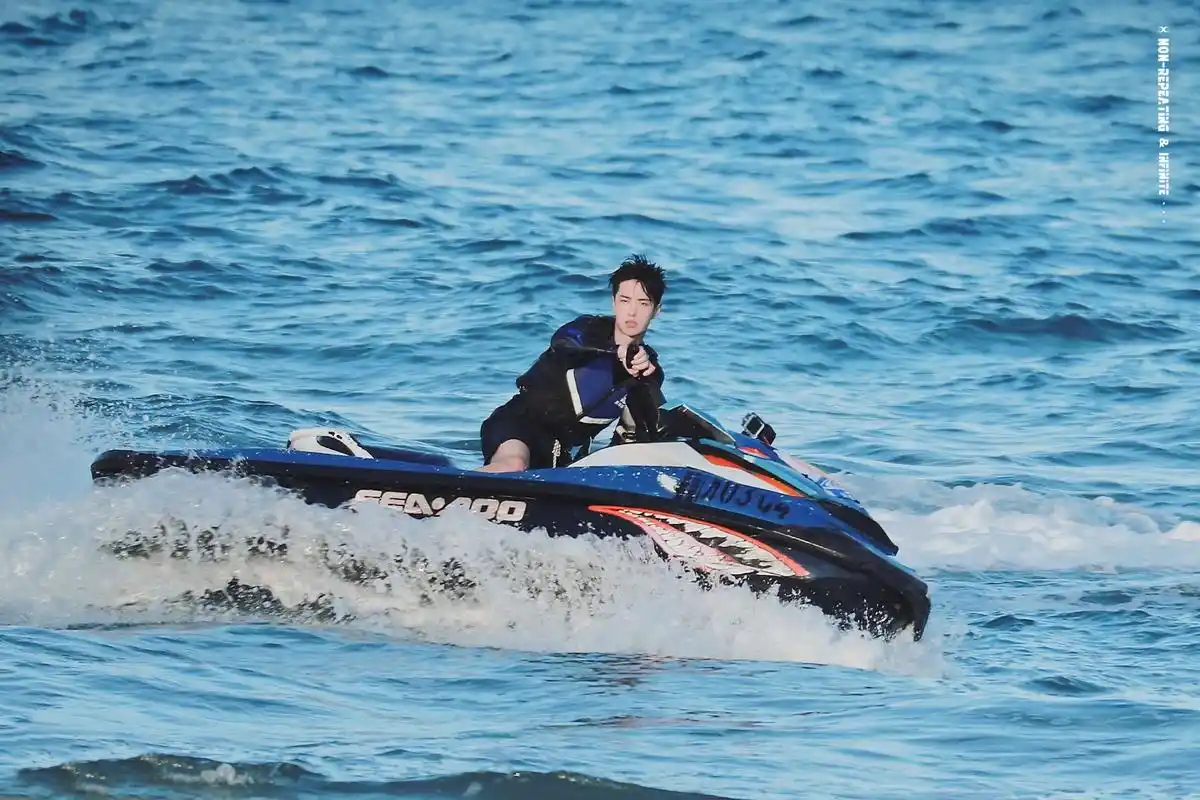 一组王一博在海边的造型来袭,清爽又帅气,湿发太撩啦