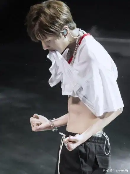 少年绝世好腰,你品,你细品,这个"腰"精,王一博我可以