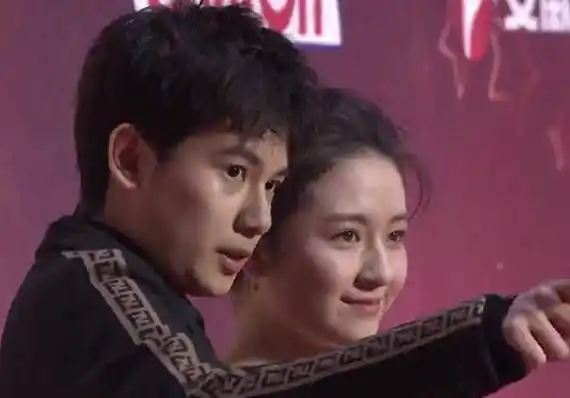 李兰迪红毯紧张到插错口袋,胡先煦频频低头暖心安慰!