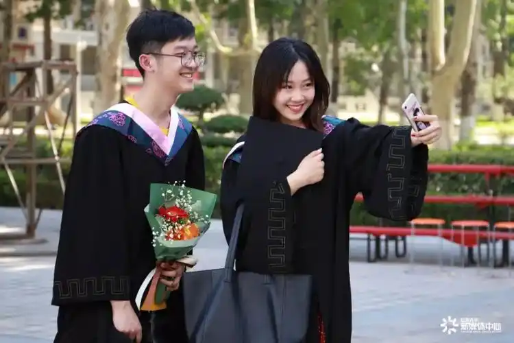 你穿学士服的样子最美啦