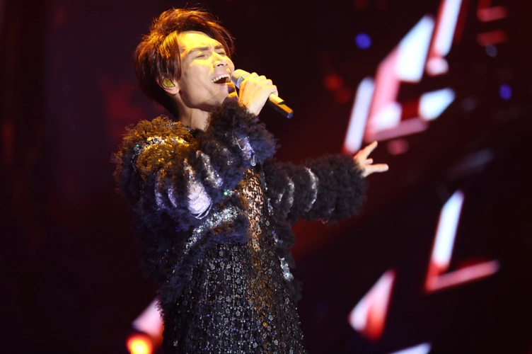 杨宗纬演唱会迟到忘词没道歉!观众难忍怒火怒斥喊"退票"