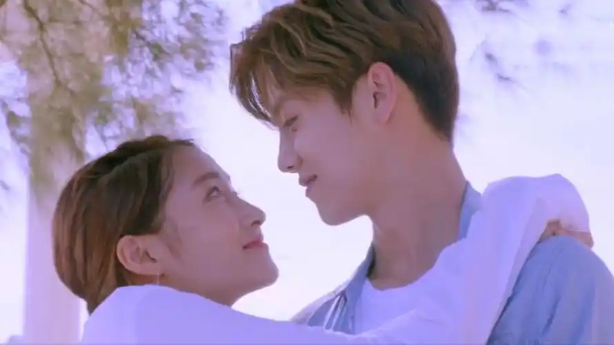 原创关系好着呢关晓彤探班鹿晗并一同温馨度过5天