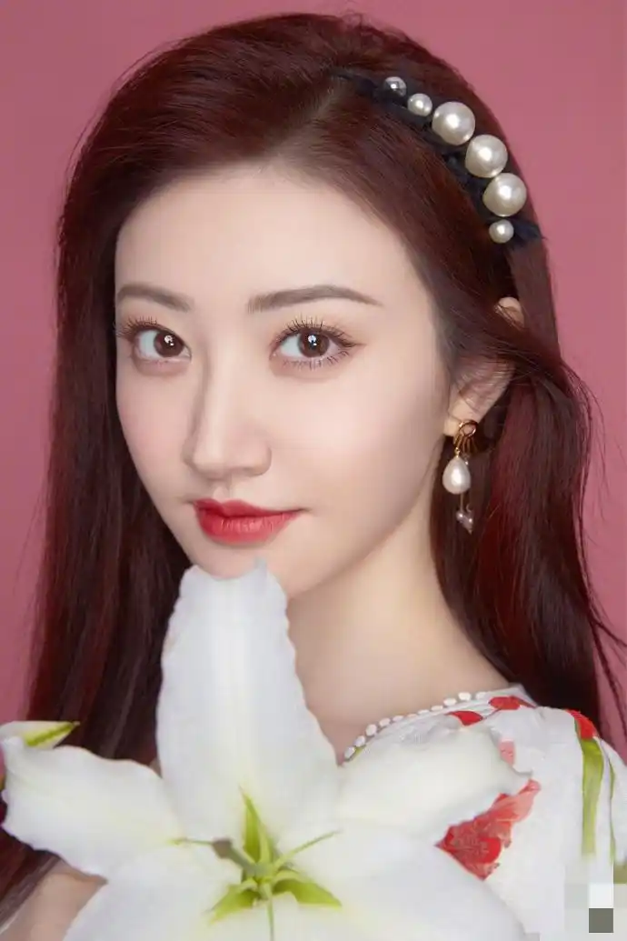 景甜分享穿花朵长裙气质绝佳 戴珍珠头饰似仙女