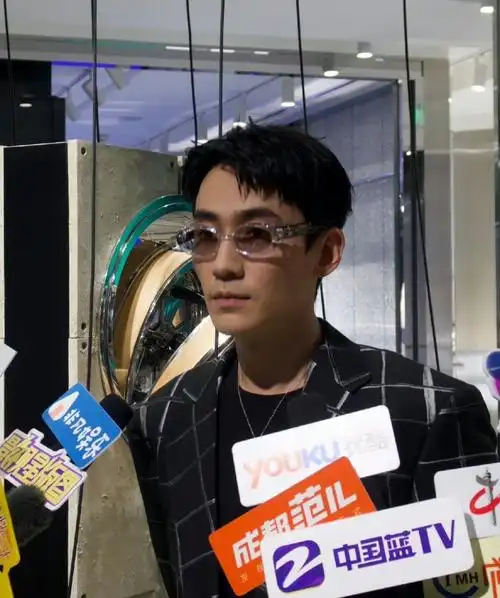 朱一龙戴眼镜生图,颜值好抗打啊,状态真不错,爱了爱了_高清图集_新浪