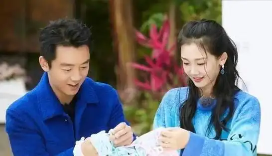 在剧组的聚会上,她积极提出和郑恺合影,还表示自己是他的