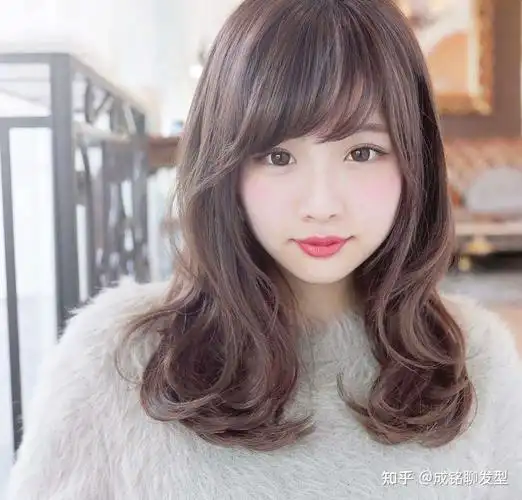 10款适合圆脸的中卷发,软弹柔卷时尚减龄,空气刘海显小又瘦脸