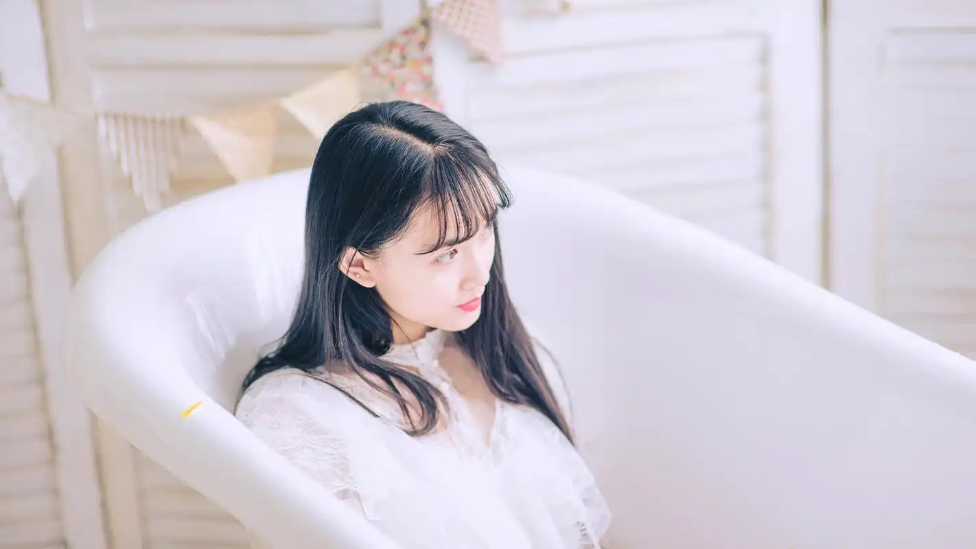 清纯美女浴室湿身写真电脑桌面壁纸