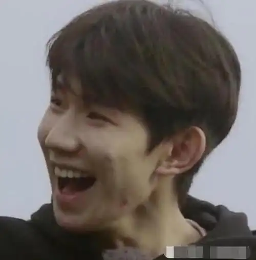 王源遭幕后人员吐槽痘印严重让人一遍遍磨皮屁事多写的字巨丑