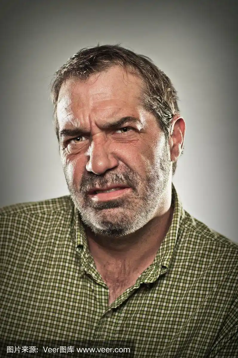 愤怒的中年白人肖像
