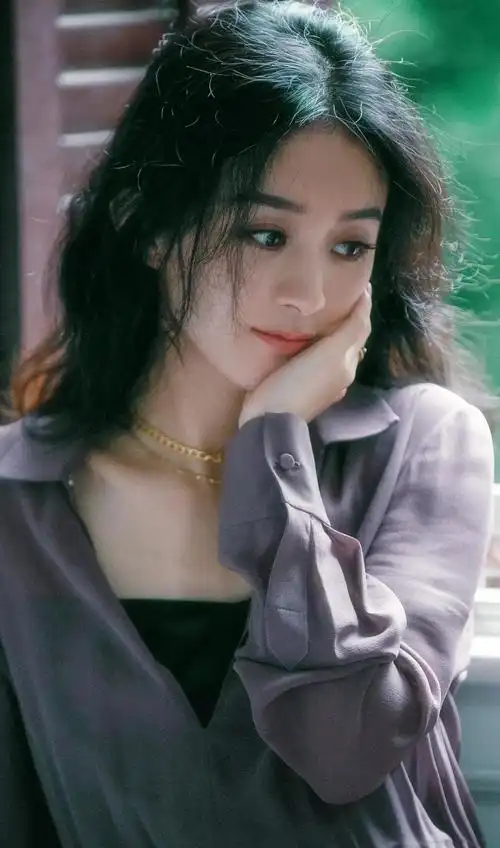 赵丽颖最新杂志造型美出天际,这姑娘的侧颜和高鼻梁太完美了!