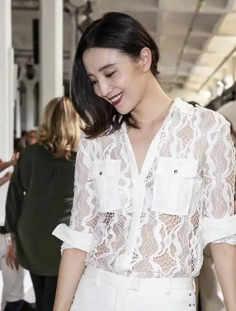 宋佳穿衣真胆大蕾丝衬衫配白色紧身裤秀出细腰长腿超好看