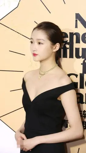关晓彤深v黑裙罕见秀性感艳压同场张子枫和沈月