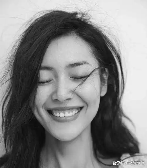 判断一个女人老了没,可以观察她身上的"6个表现",瞒是瞒不住的