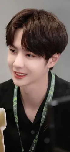 回应: 求王一博笑的图片